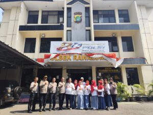 Bersama Yayasan Manggis Putih Warung Kita, Polsek Rawalumbu Berbagi untuk Sesama