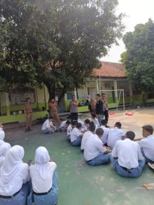 Bhabinkamtibmas Medansatria Binakan Siswa SMK Ekuin Jayakarta Jelang Lomba Yel-Yel Tingkat Polda Metro Jaya