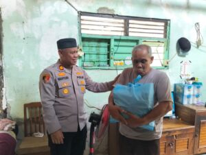 Kapolsek Bekasi Barat Salurkan Bantuan Sembako kepada Warga Sakit dan Lansia di Kranji