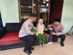 Jaga Jakarta On The Spot Kapolsek Bekasi Barat Tunjukkan Kepedulian, Kunjungi Warga Sakit dan Lansia di Jakasampurna