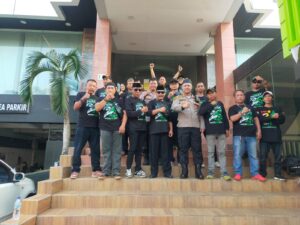 Kapolsek Bekasi Barat Berikan Pelayanan Giat Masyarakat Keberangkatan Massa FBR Menuju Perayaan Milad FBR Ke-25 di Jakarta