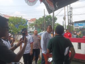 Dampingi Kunjungan Wali Kota Bekasi, Bhabinkamtibmas Kelurahan Medansatria Bahas Penanganan Banjir.