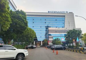 “KEJAMNYA SKEMA 0,5 KALI PESANGON! ADVOKAT UNGKAP ALASAN HUKUM DI BALIK PEMBANGKANGAN TERHADAP PUTUSAN MK NO. 168/PUU-XXII/2024 DAN PEMERASAN HAK BURUH!”