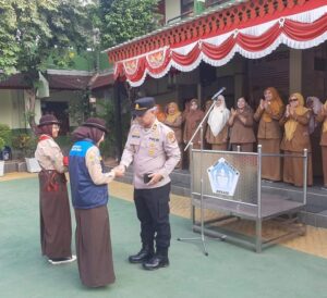 AKP Wahyudi Jadi Pembina Upacara di SMPN 14 Bekasi, Ajak Siswa Jauhi Tawuran dan Narkoba 