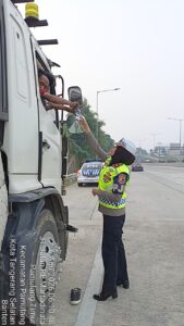 Ka Induk PJR BSD Kompol Darmarwati, SH, MM, MH Memberikan Teguran Terhadap Mobil Truk yang Parkir Dibahu Jalan di Tol CSI Tanggerang Kota