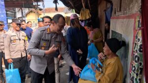 Kapolres Metro Bekasi Kota Salurkan 140 Paket Sembako Bantuan Kapolda Metro Jaya kepada Pemulung di Ciketing Udik