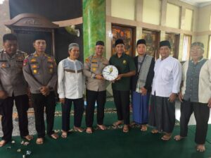 Jaga Jakarta On The Spot, Kapolsek Bekasi Barat Sampaikan Pesan Kamtibmas Usai Sholat Jumat