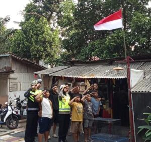 Aksi Polantas Karib KA Induk PJR BSD Korlantas Polri Kompol Darmawati.SE.MM.MH bersama Personilnya Membagikan Bendera Merah Putih Berserta Tiangnya