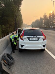Polantas Karib Bersama Personil Induk PJR BSD Korlantas Polri Membantu Ibu-Ibu Pecah Ban di Tol BSD