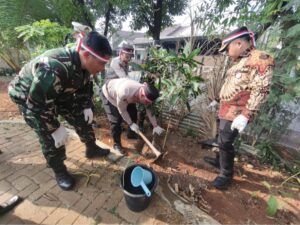 Kapolsek Bekasi Barat Bersama Muspika Tanam Pohon Penghijauan di RW.017 Bintara
