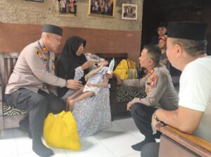 Jaga Jakarta On The Spot, Kapolsek Bekasi Barat Wujudkan Kepedulian kepada Warga Sakit dan Lansia