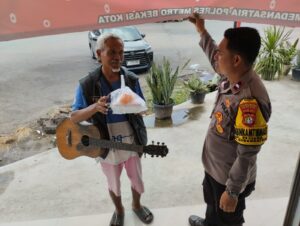 Polisi Baik “Jumat Berkah”, Polsek Medan Satria Berbagi Kebahagiaan untuk Warga