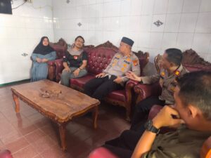 Empati dan Peduli Kapolsek Bekasi Barat Menjenguk Anggota yang Sakit Di Harapan Jaya Bekasi Utara