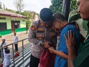 Kunjungi Warga Yang Sakit Dan Lansia Kapolsek Bekasi Barat Salurkan Bantuan
