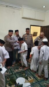 Kapolsek Pondok Gede Santuni 40 Anak Yatim Yayasan Rindang Indonesia