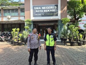Jaga Jakarta On The Spot : Bhabinkamtibmas Jatiwaringin Patroli dan Monitoring SMAN 5 Bekasi, Cegah Tawuran dan Kenakalan Remaja