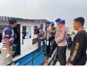 Satpolairud Polres Kepulauan Seribu Sosialisasikan Polisi 110 dan Keselamatan Berlayar di Dermaga Kaliadem