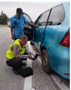 Polantas Karib Personil Induk PJR BSD Korlantas Polri Aiptu Tri Cahyadi Membantu Pengendara Memberikan Pompa Oksigen Portable