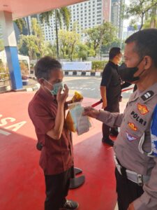 Waspada Abu Vulkanik Anak Krakatau, Samsat Jakarta Selatan Bagikan Masker