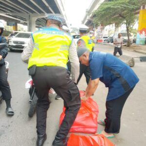 Polantas Korlantas Karib Berbagi Hadir di Samsat Jakarta Timur, Wujud Pelayanan Humanis kepada Masyarakat