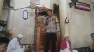 Polisi Bersama Masyarakat, Polsek Bekasi Barat Sampaikan Pesan Kamtibmas Lewat Sholat Jumat Keliling