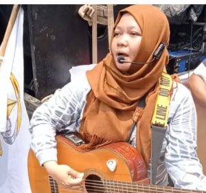 Bikin Merinding ! Wartawati Info Hukum Nur Islami Nyanyikan ‘Saat Pena Dipaksa Tumpul’ di Aksi Solidaritas Wartawan Bekasi